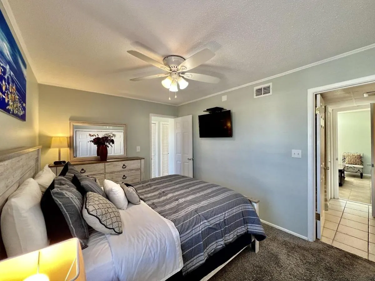 Sandpiper Cover 2031 near beach sleeps 4 Destin