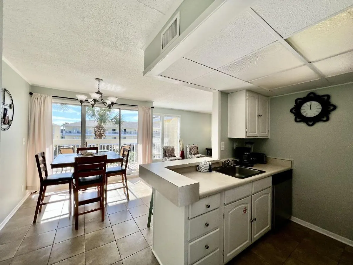 Sandpiper Cover 2031 near beach sleeps 4 Destin